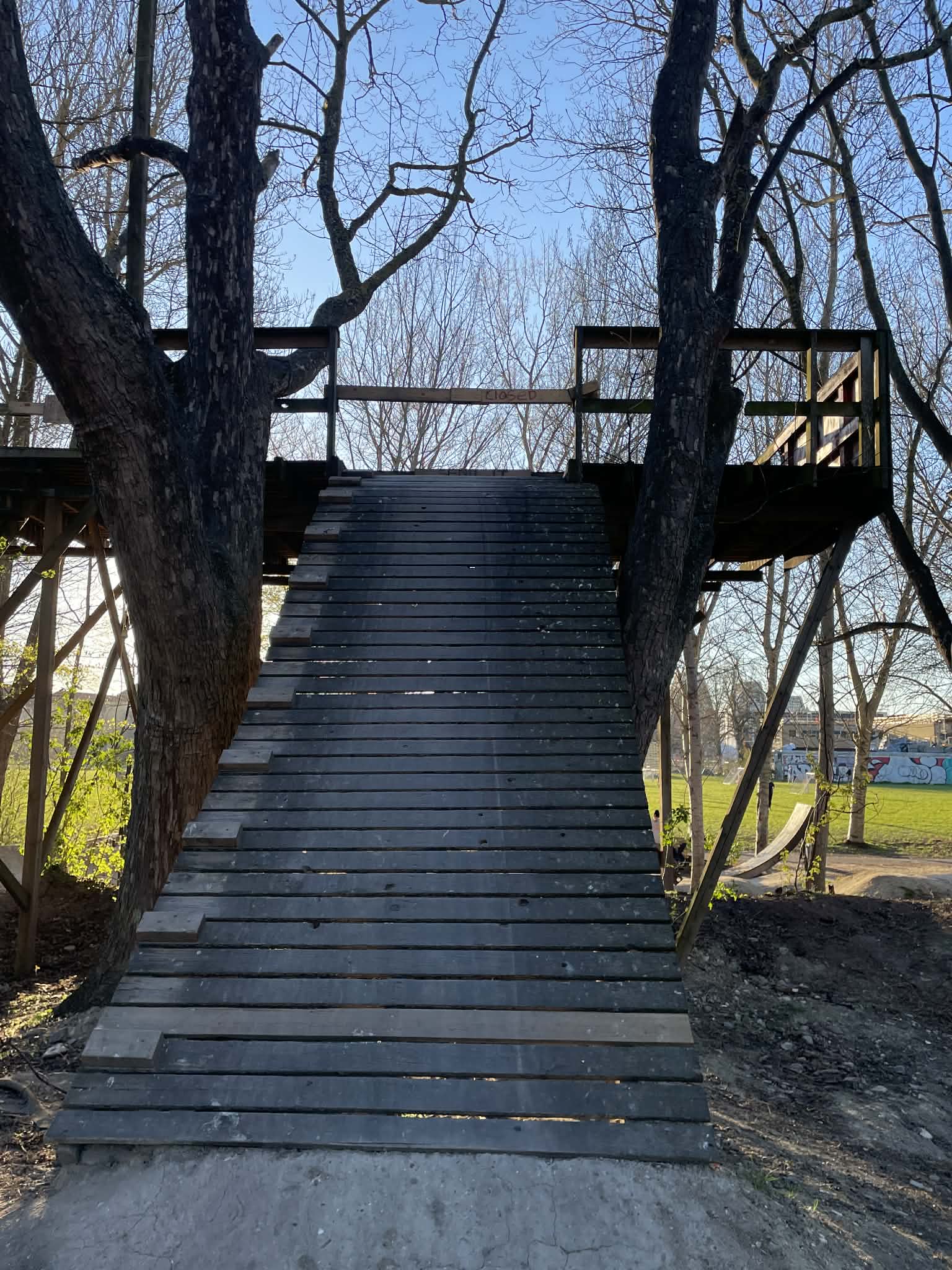 Rampe set fra oven med barrierer