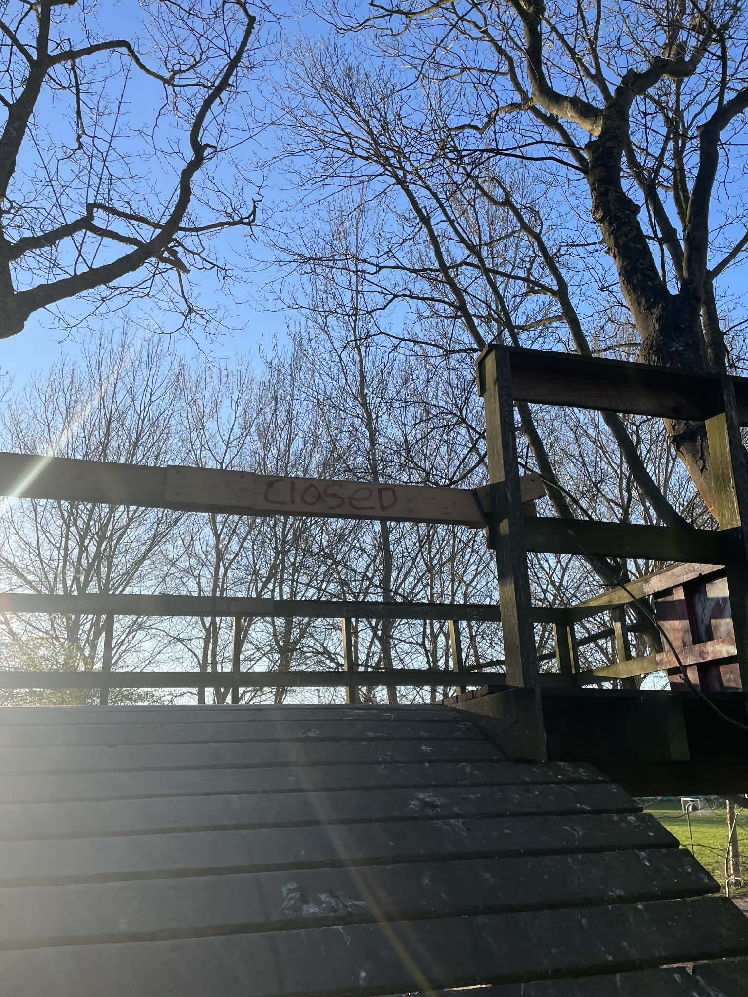 CLOSED-skilt ved top af starttårn